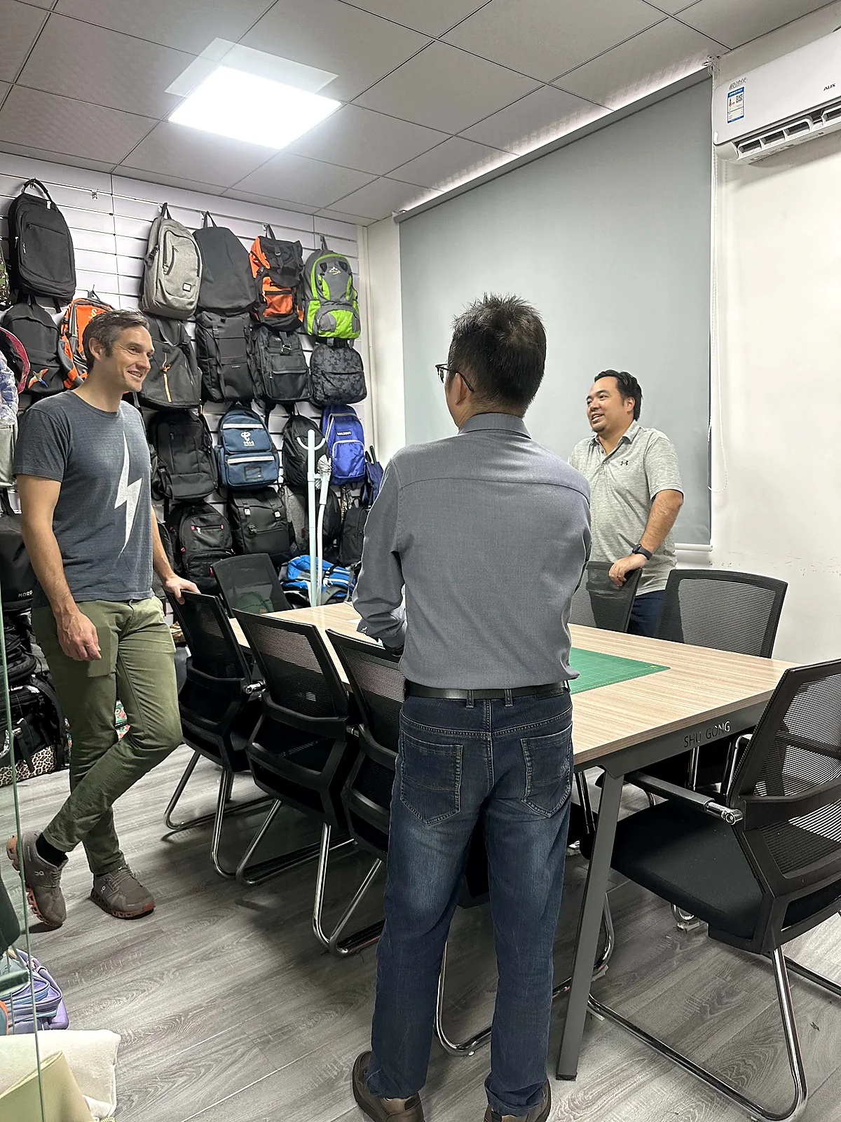 Outdoor bag buyer visiting the Hongzhao sample room for factory verification