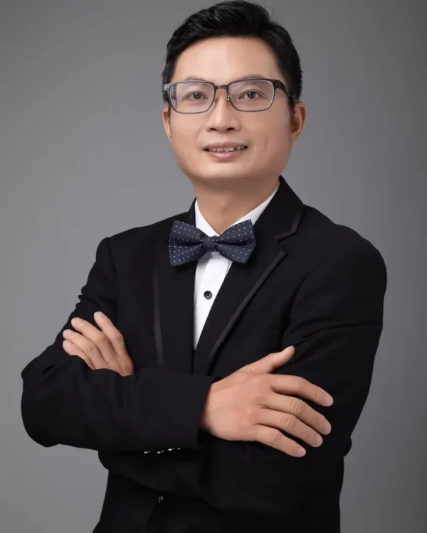 Bowolf Zeng advising overseas buyers on custom bag sample reviews